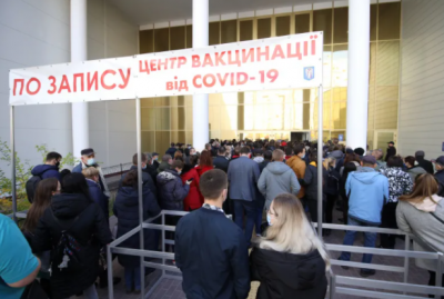 Скупчуються без масок: біля пункту вакцинації в Києві раптово виникла величезна черга