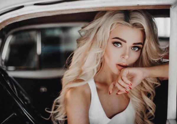 Шик і блиск: Аліна Гросу приголомшила публіку своїм розкішним особняком - фото