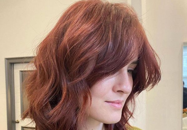 У моду на зиму 2022 повернулася заворожлива стрижка на середнє волосся у стилі загадкових 70-х