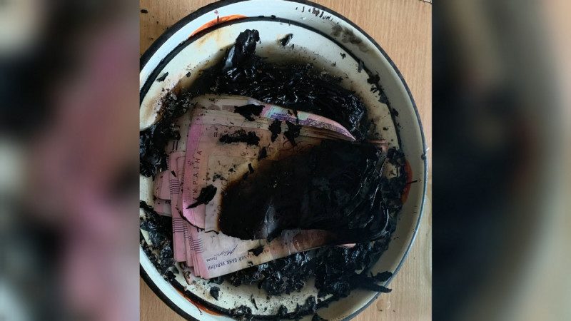 В Днепре женщина сожгла 50 тысяч гривен и 1,5 тысячи долларов из-за голосов в голове