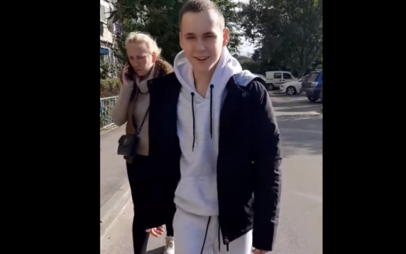 Школяр з Дніпра, який впав у кому після інсульту, почав ходити