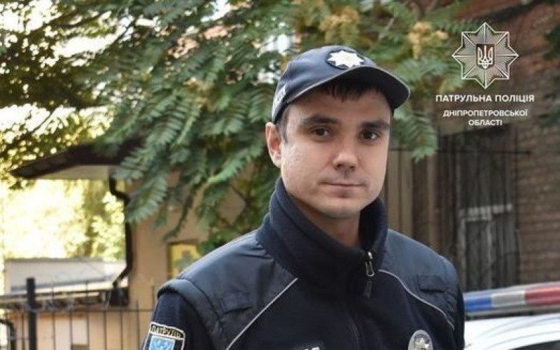 Под Днепром патрульный спас двух школьниц, которые под наркотиками лежали без сознания посреди улицы