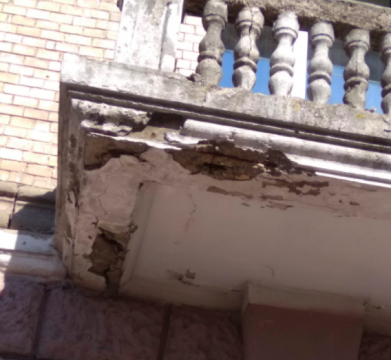Падав зі швидкістю 54 км/год: у Луцьку шматок балкона мало не проломив голову перехожому
