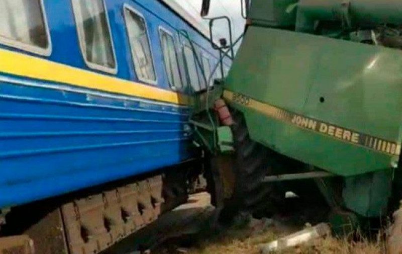 Поїзд врізався в комбайн прямо на переїзді, рейс затримується