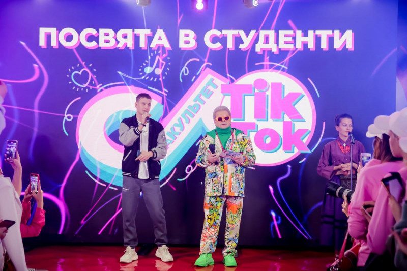 Михаил Поплавский вручил студенческие билеты будущим тиктокерам