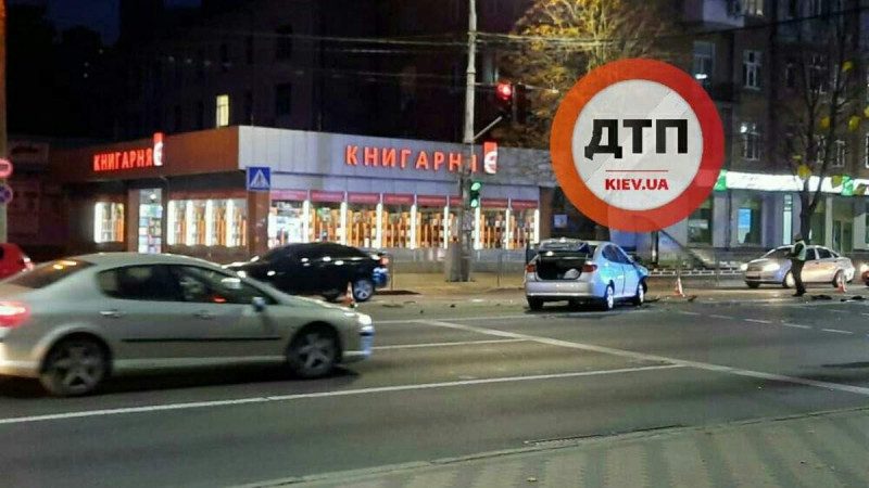 Не поделили дорогу и сбили женщину: в Киеве произошло ночное смертельное ДТП