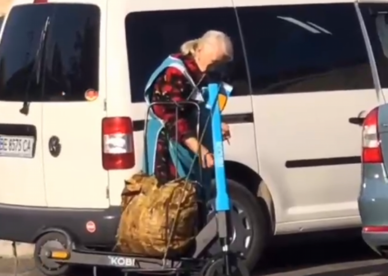 В Николаеве бабушек уличили в краже электросамокатов