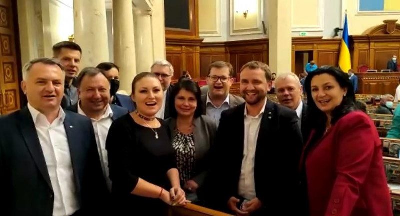 Депутаты исполнили в Верховной Раде вирусную песню Батько наш Бандера