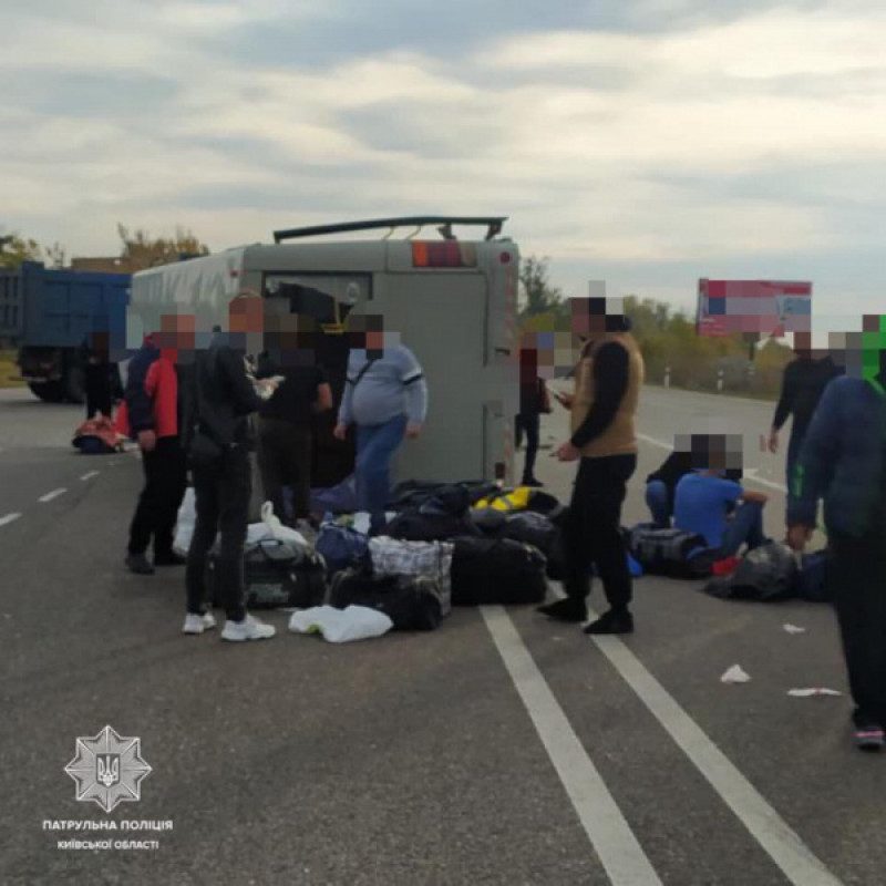 На Київщині автобус потрапив у масштабну ДТП, є постраждалі