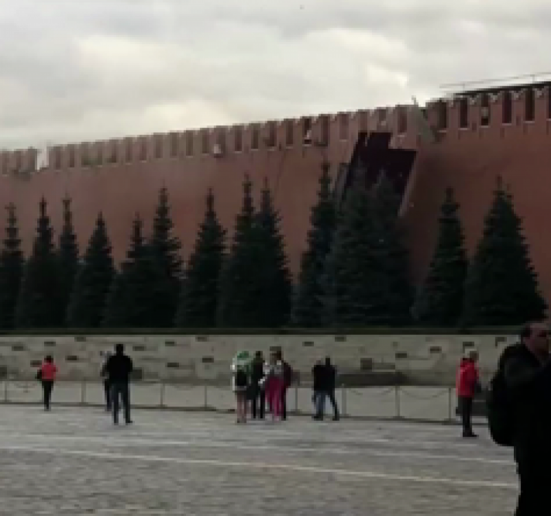 Хорошее начало: в Москве обрушился кусок Кремля (видео)