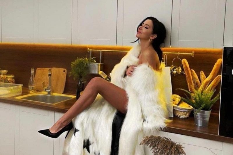 Екс-дружина Позитиву показала мокрі "булочки" в крихітному бікіні