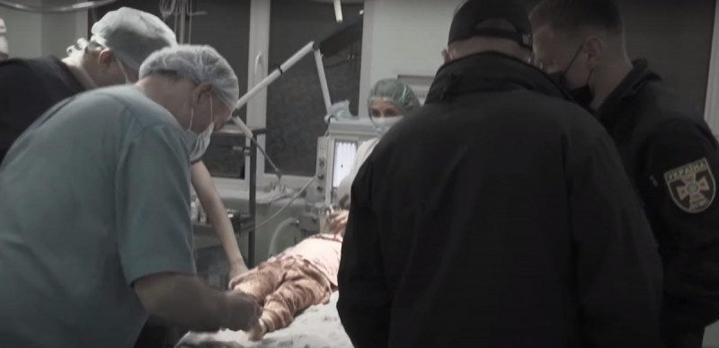 На Львовщине двухлетняя девочка лишилась пальцев, засунув руку в мясорубку