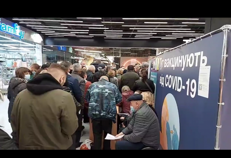 Киев захлестнул бум массовой вакцинации от COVID-19: люди столпились в очередях за прививкой