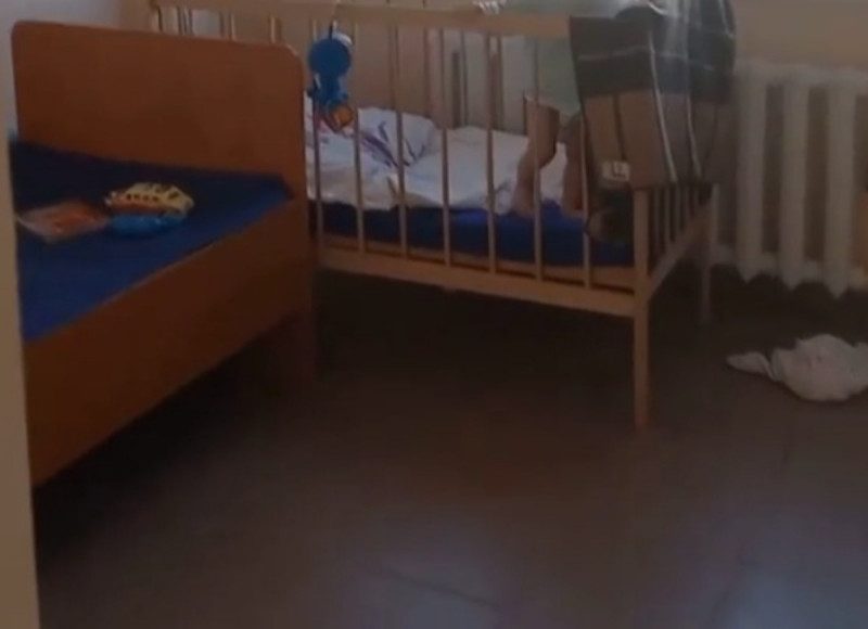 Пацієнти показали пекельні умови утримання однорічної дитини-сироти в лікарні Запоріжжя