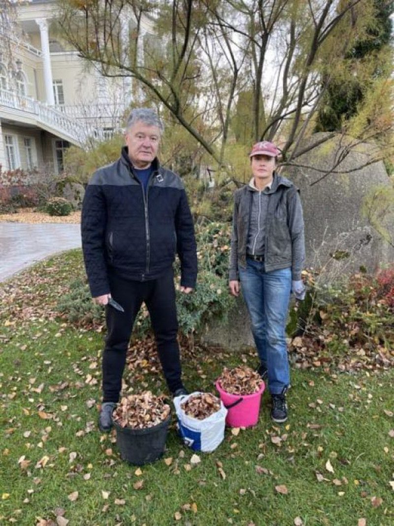 Опята Порошенко: экс-президент похвастался своим урожаем на "тихой охоте"