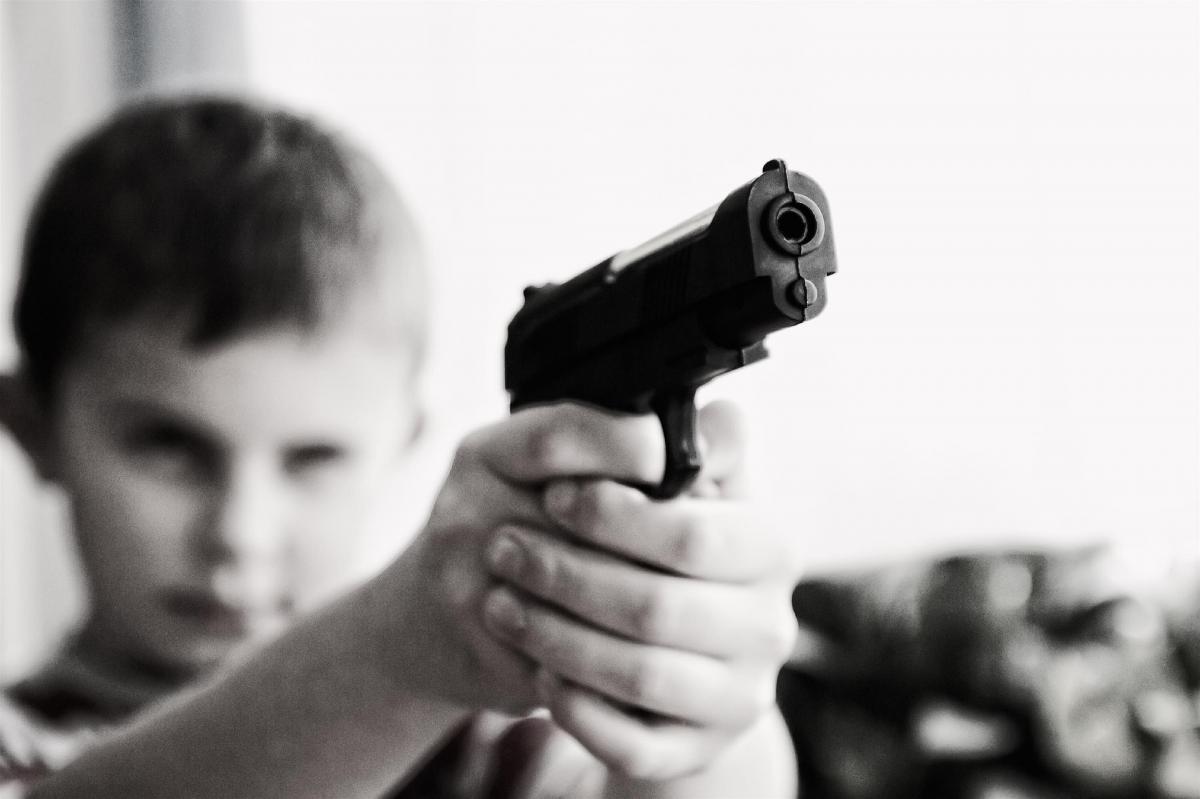Угрожали пистолетом: подростков накажут за издевательства над больной бабушкой