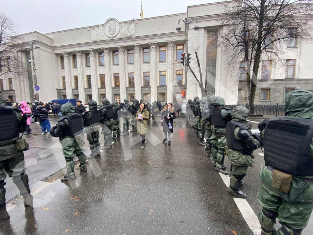 Митинг антивакцинаторов в Киеве: силовики охраняют Раду, город застыл в пробках