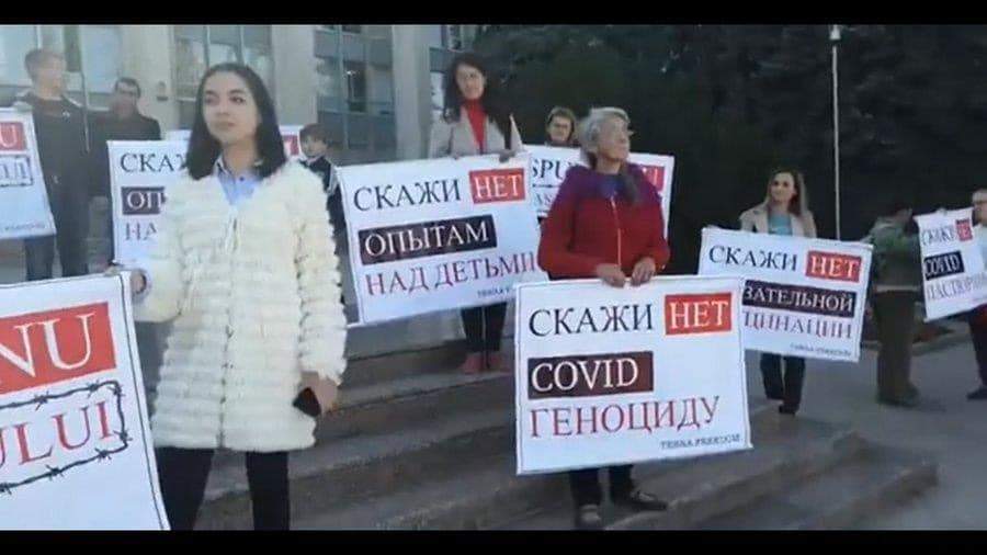 'Один дизайнер': антивакцинатори України та Молдови вийшли на протести з однаковими плакатами 'Один дизайнер': антивакцинатори України та Молдови вийшли на протести з однаковими плакатами