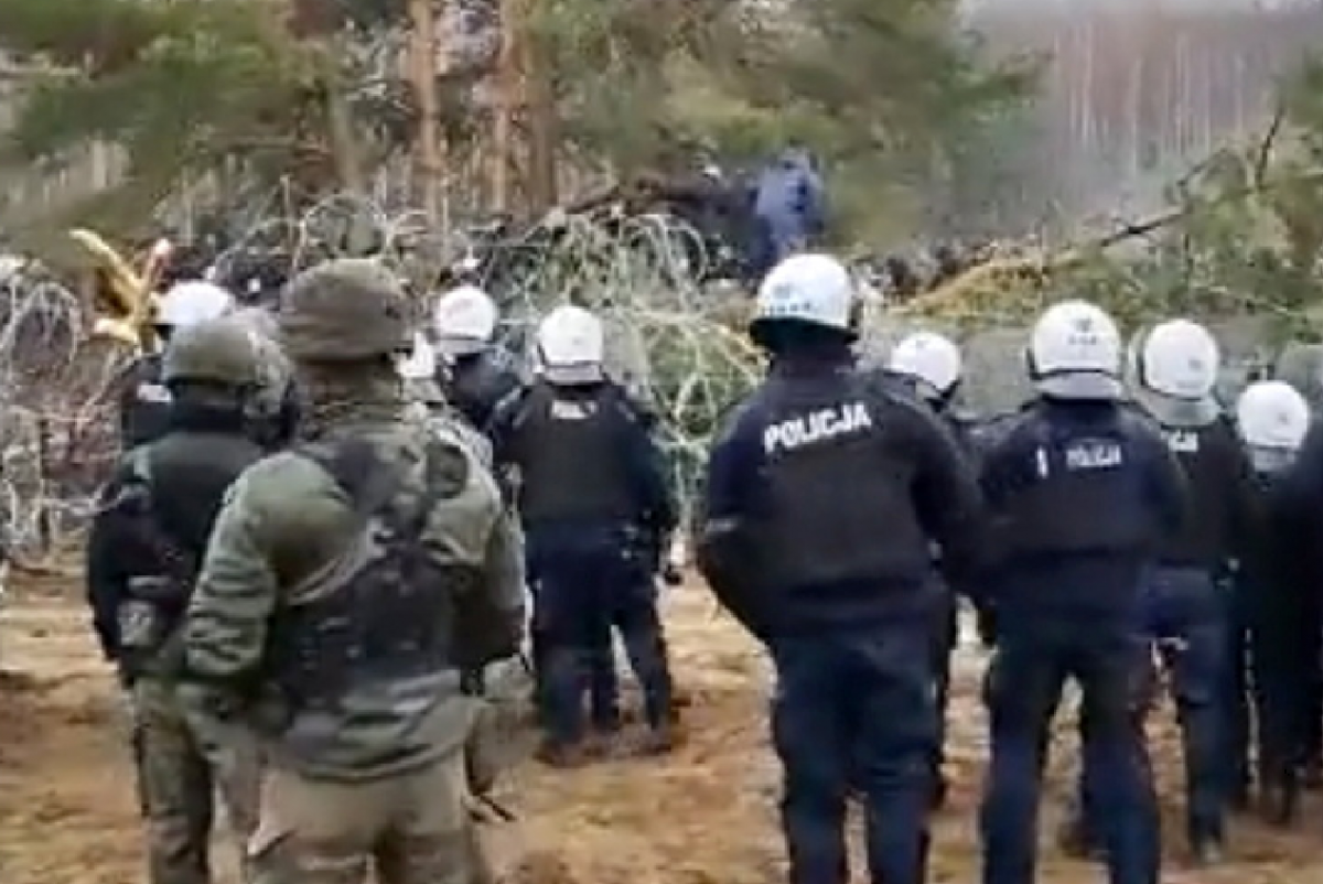 Мигранты из Беларуси атакуют границу Польши: войска, полиция и пограничники отбивают удар