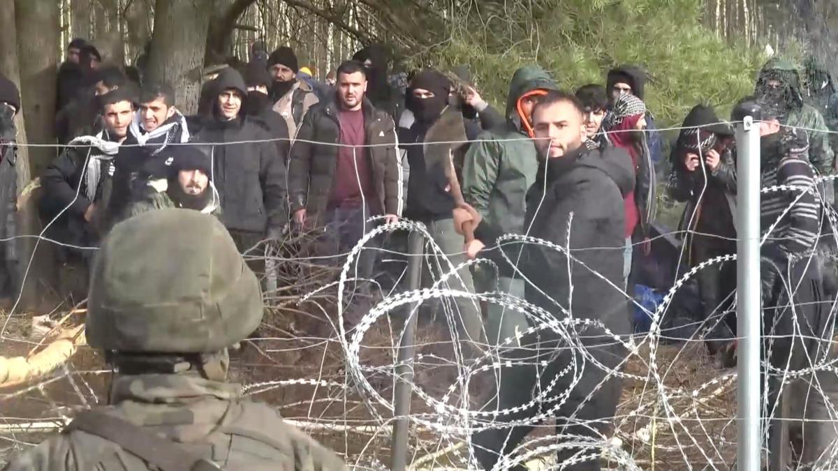 Украина - под угрозой: у Зеленского обвинили РФ в миграционном кризисе на границе Беларуси