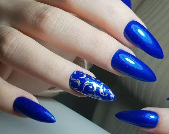 Новорічний манікюр 2022 синій