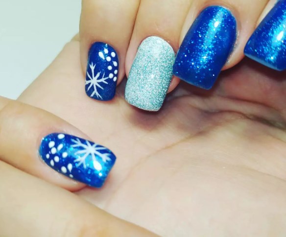 Новорічний манікюр 2022 синій