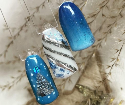 Новорічний манікюр 2022 синій