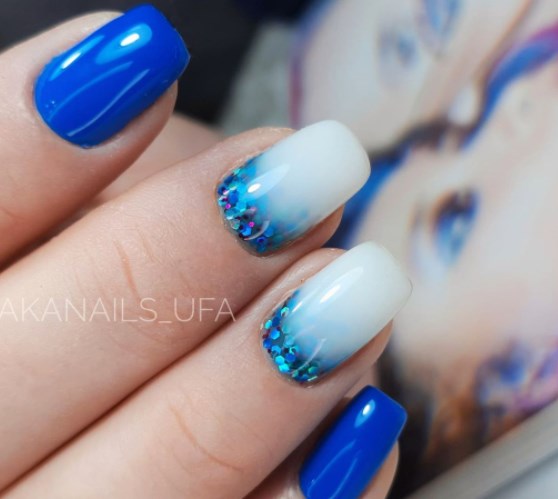 Новорічний манікюр 2022 синій