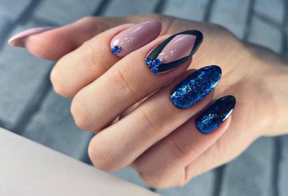 Новорічний манікюр 2022 синій
