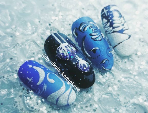 Новорічний манікюр 2022 синій