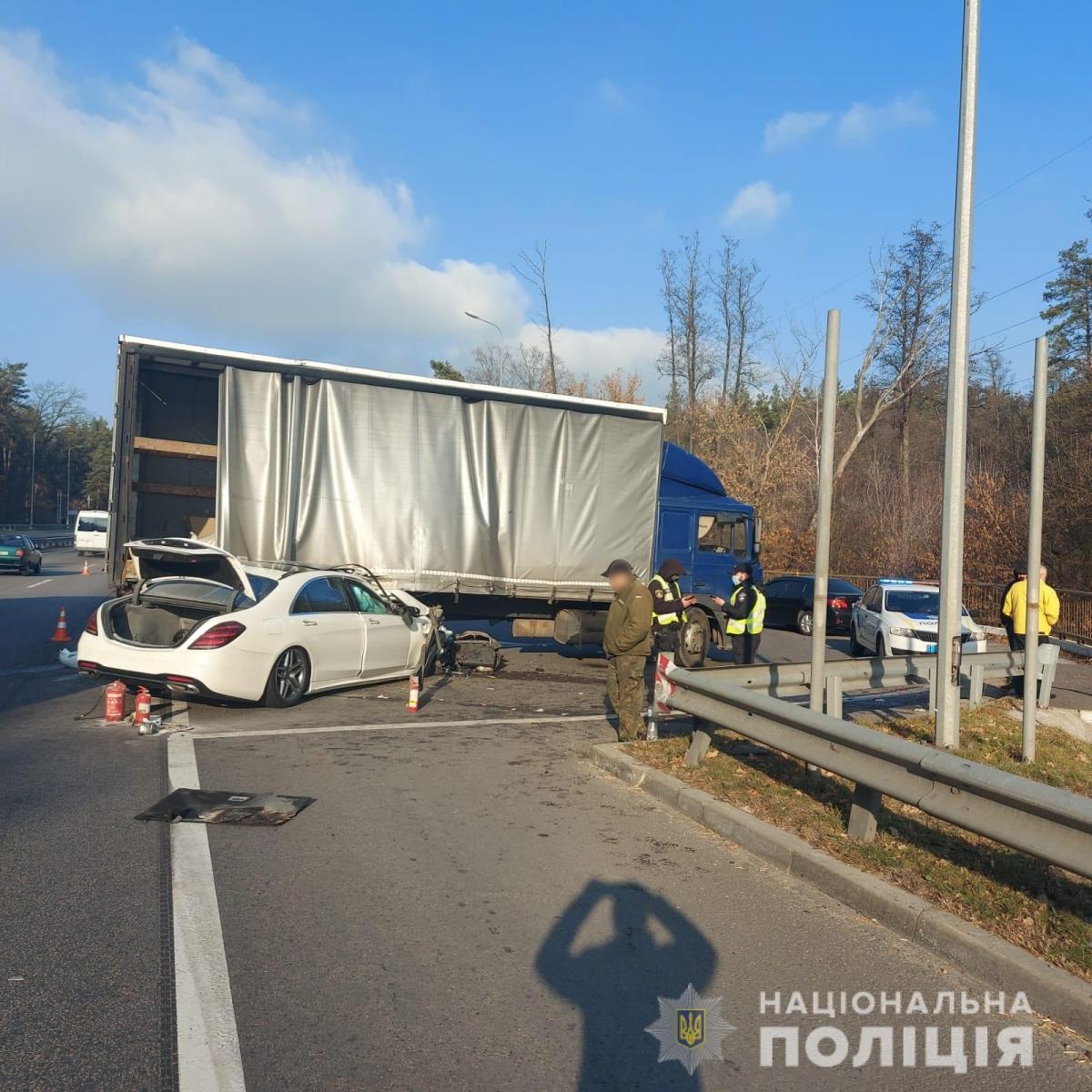 Под Киевом Mercedes протаранил грузовик: в пострадавшем участнике ДТП узнали 'слугу народа'