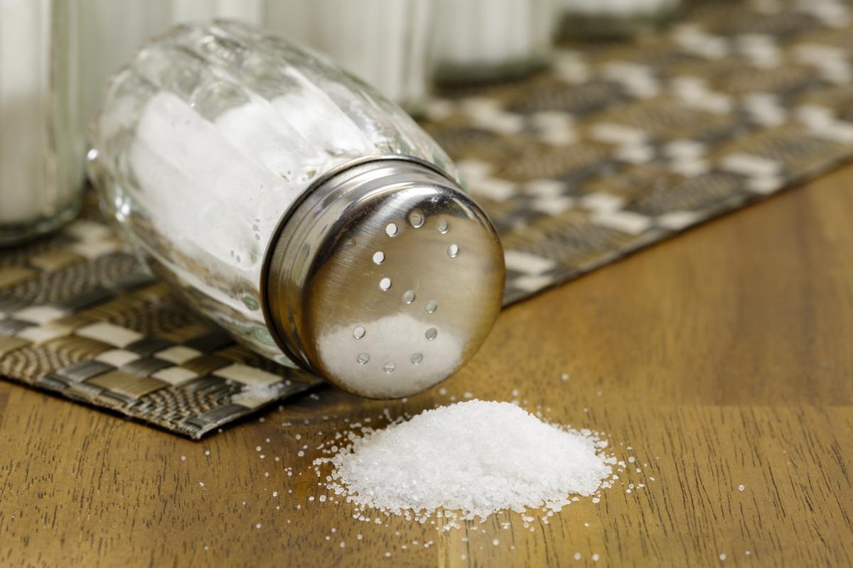 Белый яд: эксперты рассказали, как употреблять значительно меньше соли