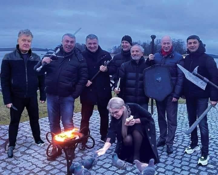 Аваков, Шустер та Комаровський зробили фото зі зброєю в руках: у Мережі бурхливо відреагували Аваков, Шустер та Комаровський зробили фото зі зброєю в руках: у Мережі бурхливо відреагували