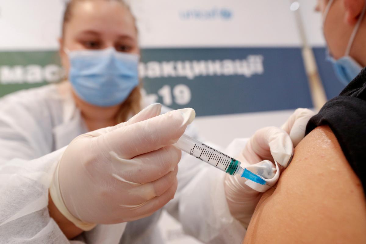 Вакцинация 70% мирового населения: в ВОЗ назвали сценарий завершения пандемии COVID-19