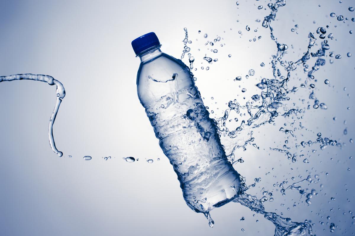 Чи безпечно пити воду з пляшки-відповідь експерта - Главред