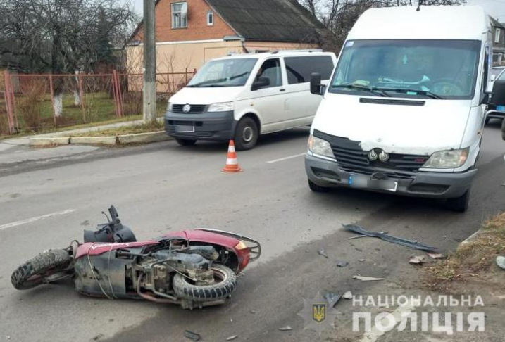 У Ковелі на Волині 73-річна бабуся на скутері протаранила бус У Ковелі на Волині 73-річна бабуся на скутері протаранила бус