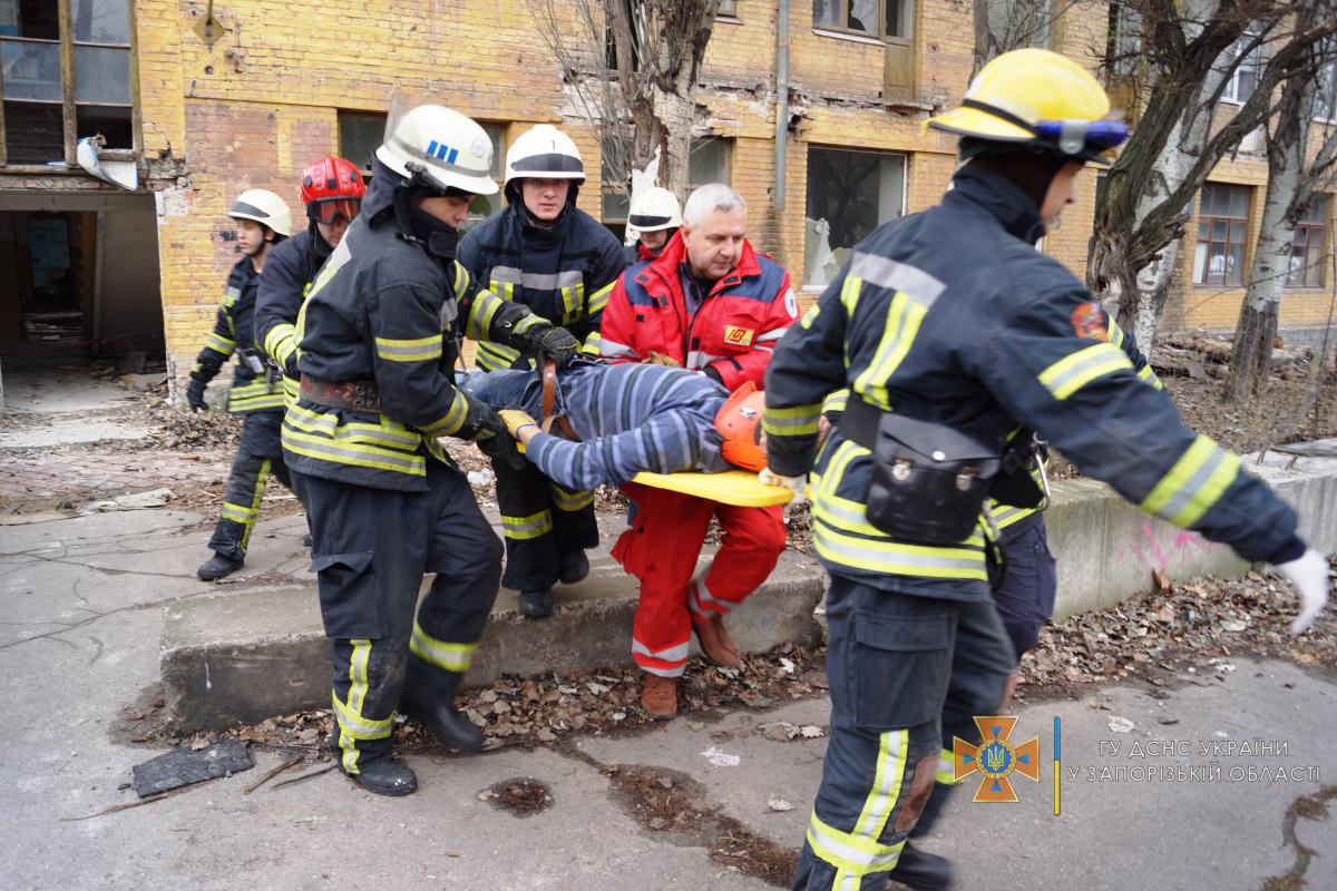 Балкон рухнул на людей