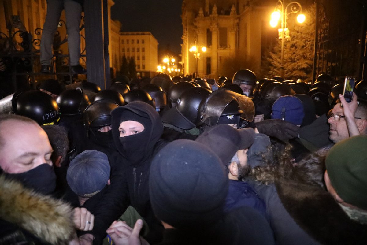 Драка под Офисом Зеленского: в центре Киева начались стычки активистов с полицией