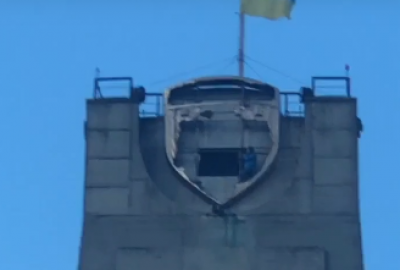 У Києві відчайдушні піднялися на опору Північного мосту (відео)