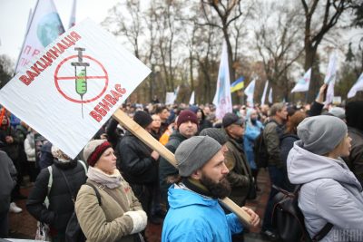 "Один дизайнер": антивакцинаторы Украины и Молдовы вышли на протесты с одинаковыми плакатами