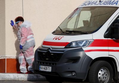 Під загрозою кожна країна світу: лікар розповів про небезпеку штаму Омікрон