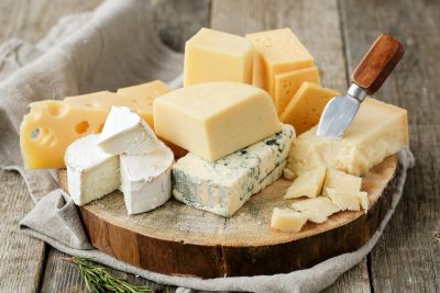 Срочно запасаемся: перед Новым годом цены на сыр могут стать заоблачными