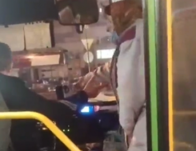 У Києві хам-маршрутник відмовився безплатно везти пенсіонерку та викинув у вікно її посвідчення