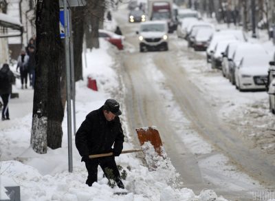 Киев застрял в пробках из-за снегопада: какие улицы лучше обходить