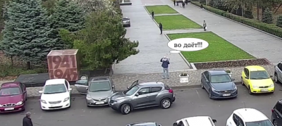 В Одесі автоледі влаштувала 'боулінг' з автомобілем на парковці