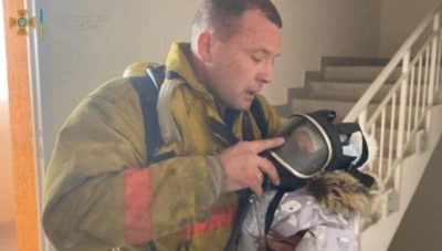 'Отдал свою кислородную маску ребенку': в Киеве пожарный вынес малыша из пылающего дома
