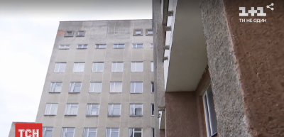 Поговорив телефоном і викинувся у вікно: подробиці трагедії з COVID-пацієнтом під Луцьком Поговорив телефоном і викинувся у вікно: подробиці трагедії з COVID-пацієнтом під Луцьком
