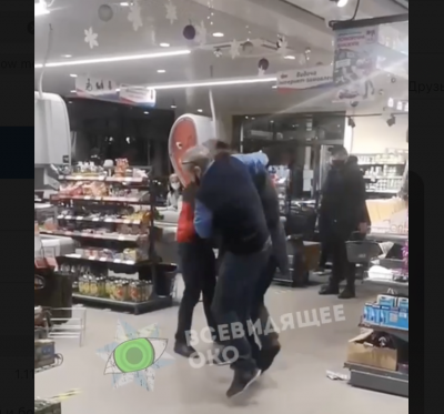 У супермаркеті АТБ в Києві охоронці та покупець влаштували люту бійку через маску У супермаркеті АТБ в Києві охоронці та покупець влаштували люту бійку через маску