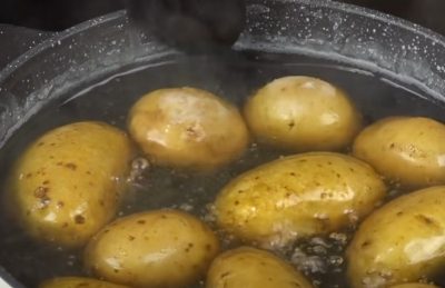 Не поспішайте зливати в раковину: куди використовувати воду після варіння картоплі