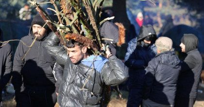 Мигранты – атакуют, а пограничники Беларуси прикрывают: Польша заявила о тактике нападения на кордон